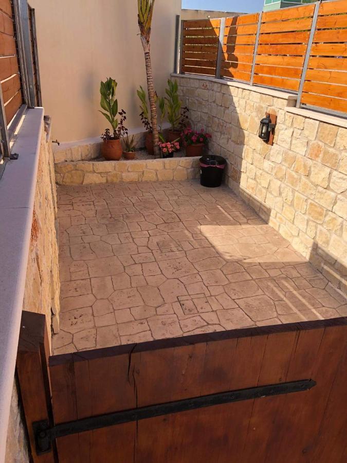 Fontana Traditional House * Anarita